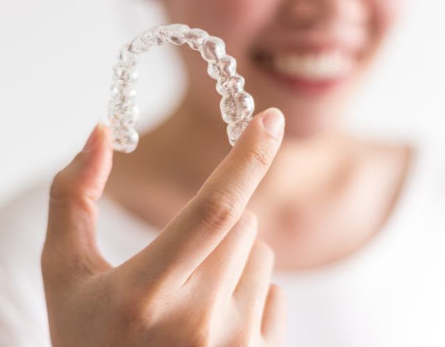 Unsichtbare Zahnspange Wien - Invisalign Clear Aligners Retention | Aligner Zahnschiene